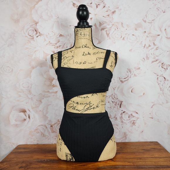 Medium Shade & Shore Black Ribbed Cut-Out One Piece Swimsuit - Picture 2 of 6